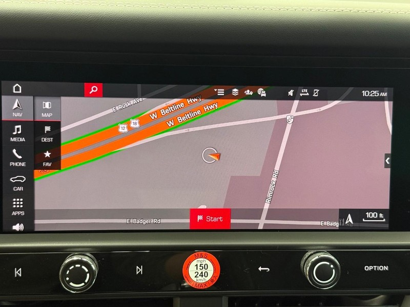 Porsche Macan Vehicle Full-screen Gallery Image 25