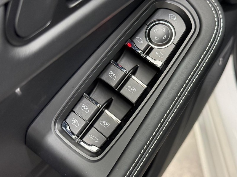 Porsche Macan Vehicle Full-screen Gallery Image 26