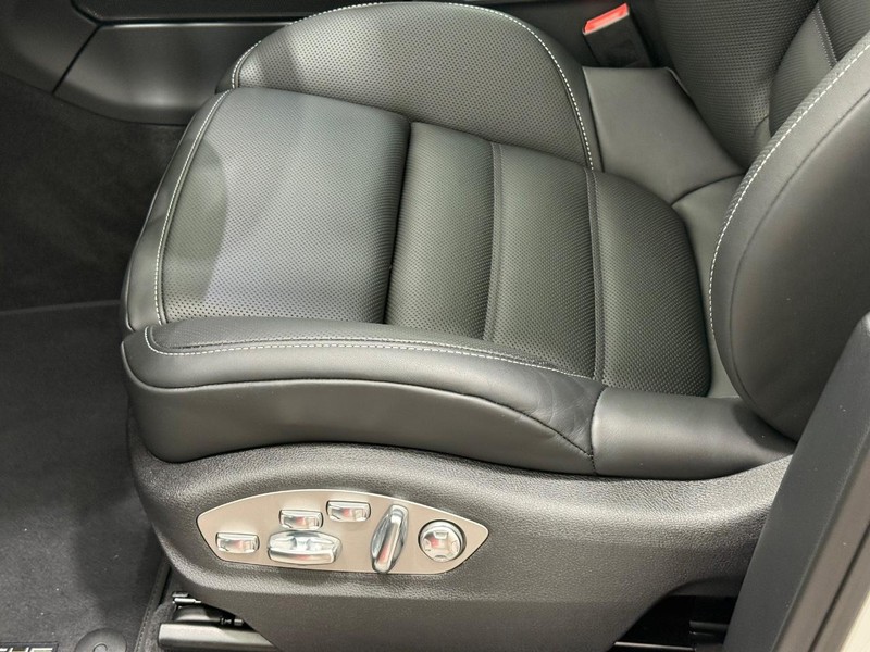 Porsche Macan Vehicle Full-screen Gallery Image 27