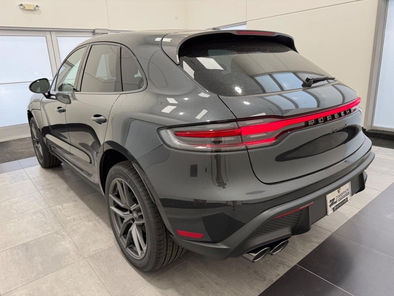 Porsche Macan Vehicle Full-screen Gallery Image 3