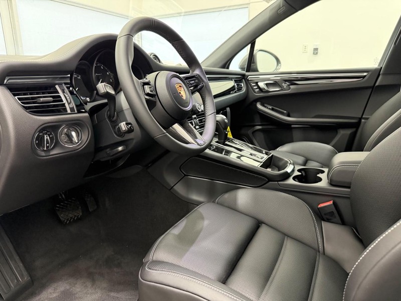 Porsche Macan Vehicle Full-screen Gallery Image 4