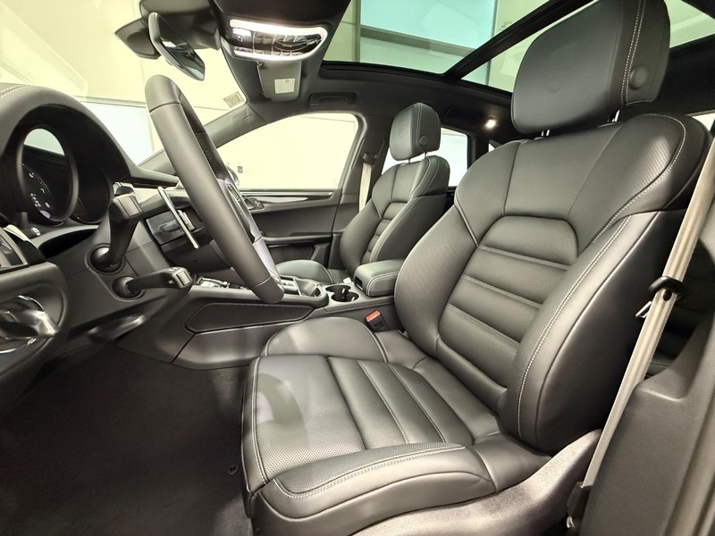 Porsche Macan Vehicle Full-screen Gallery Image 5