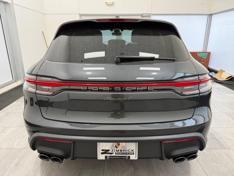 Porsche Macan Vehicle Full-screen Gallery Image 6