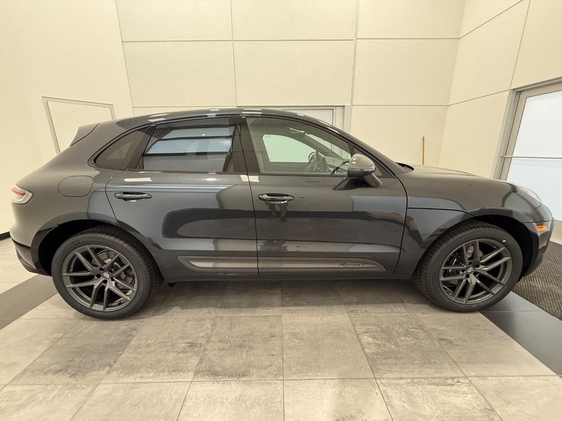 Porsche Macan Vehicle Full-screen Gallery Image 9