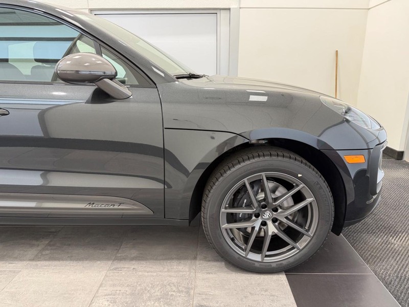 Porsche Macan Vehicle Full-screen Gallery Image 10