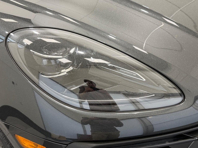 Porsche Macan Vehicle Full-screen Gallery Image 11