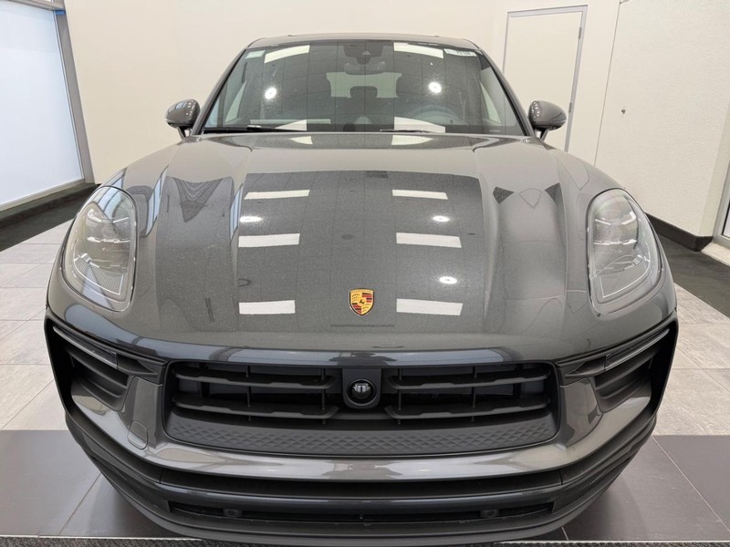 Porsche Macan Vehicle Full-screen Gallery Image 12