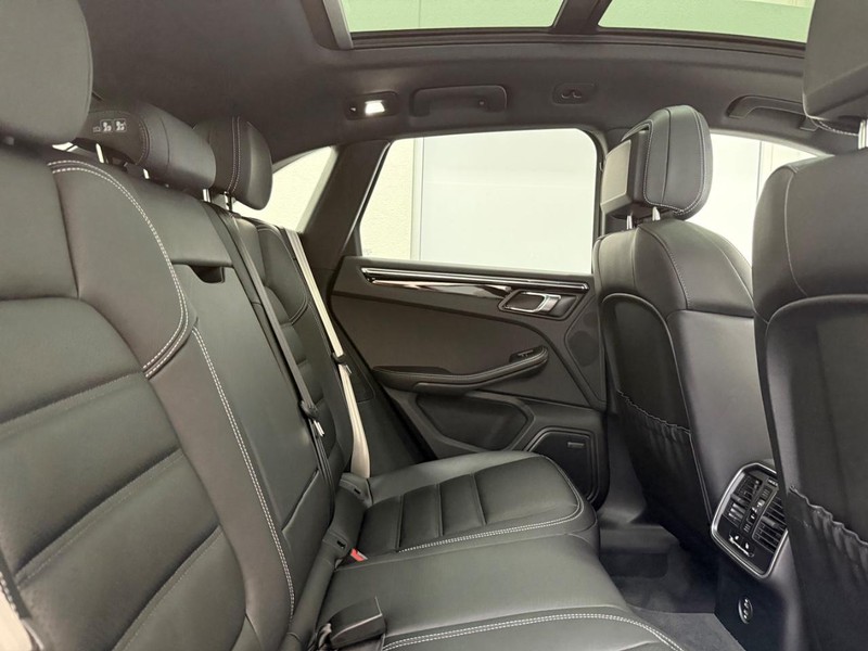 Porsche Macan Vehicle Full-screen Gallery Image 13