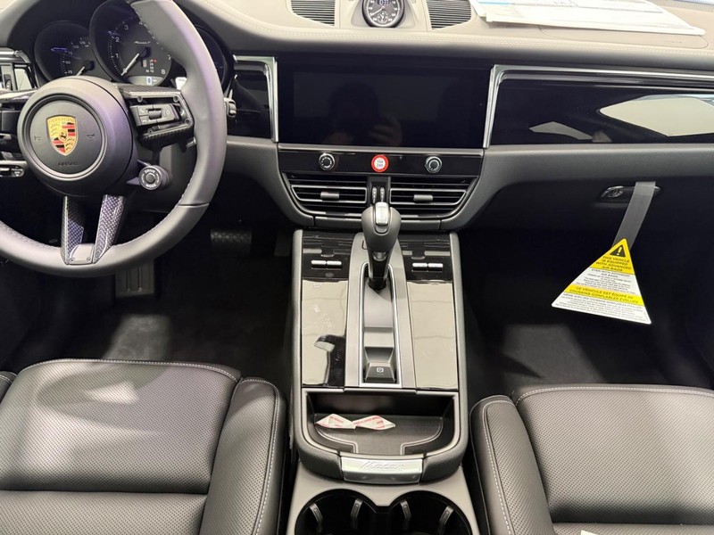 Porsche Macan Vehicle Full-screen Gallery Image 14