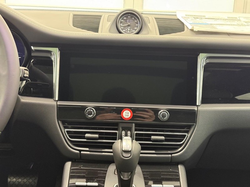 Porsche Macan Vehicle Full-screen Gallery Image 15
