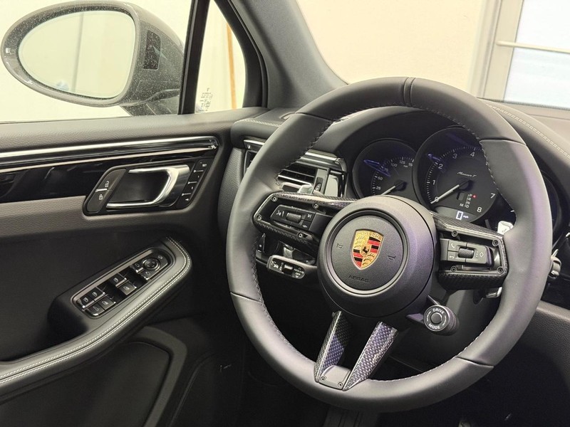Porsche Macan Vehicle Full-screen Gallery Image 16