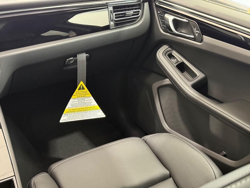 Porsche Macan Vehicle Full-screen Gallery Image 17