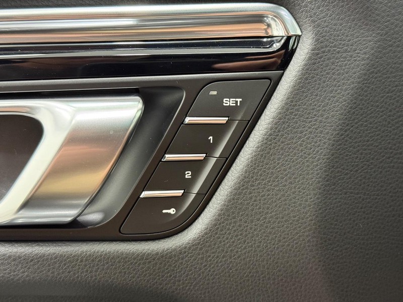 Porsche Macan Vehicle Full-screen Gallery Image 18