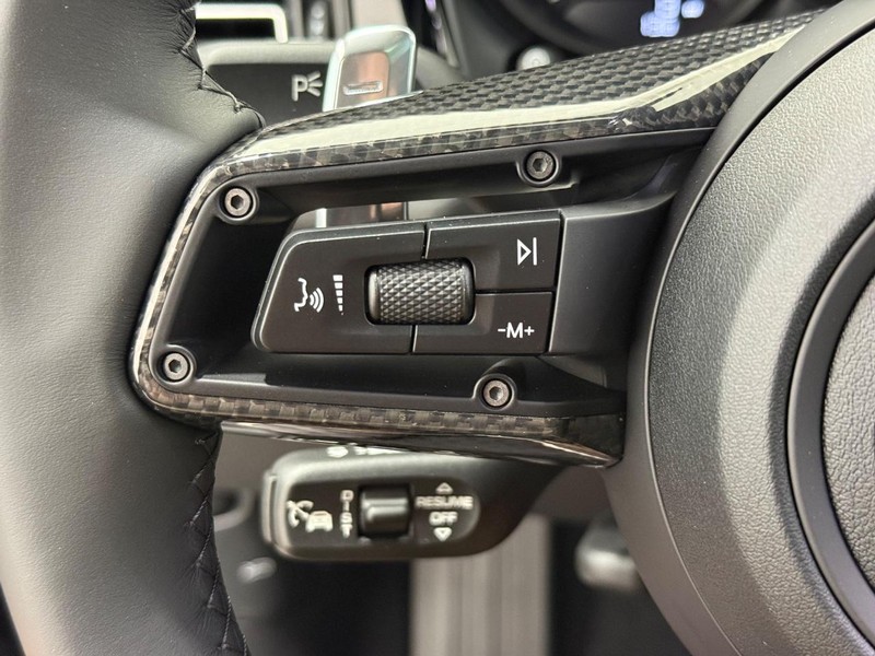Porsche Macan Vehicle Full-screen Gallery Image 19