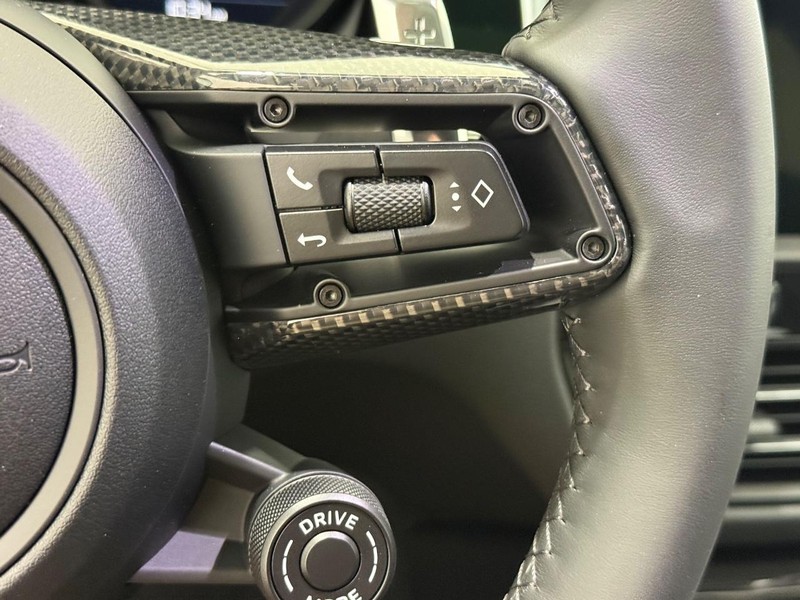 Porsche Macan Vehicle Full-screen Gallery Image 20