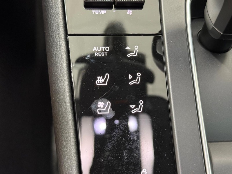 Porsche Macan Vehicle Full-screen Gallery Image 21