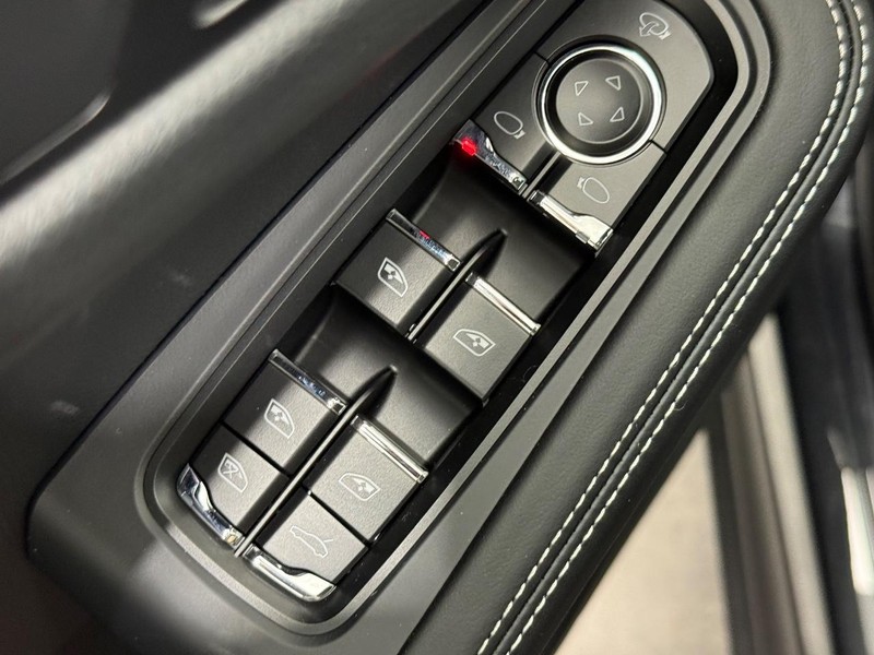 Porsche Macan Vehicle Full-screen Gallery Image 23