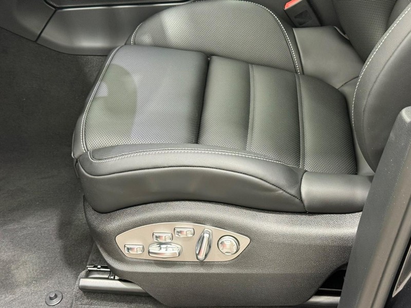 Porsche Macan Vehicle Full-screen Gallery Image 24