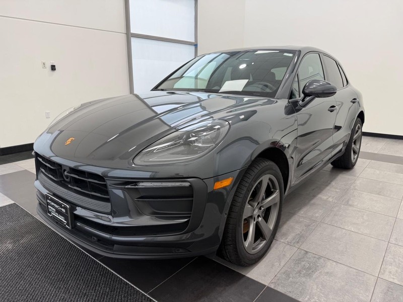 Porsche Macan Vehicle Full-screen Gallery Image 01