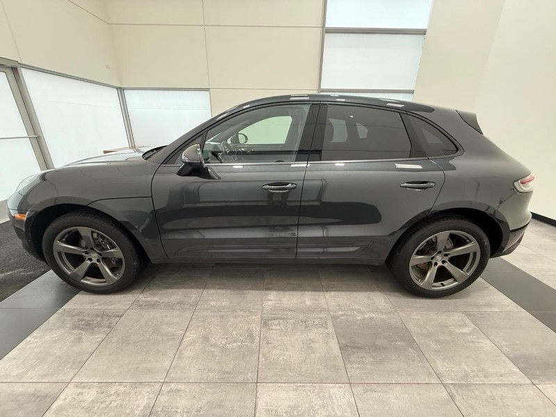 Porsche Macan Vehicle Full-screen Gallery Image 02