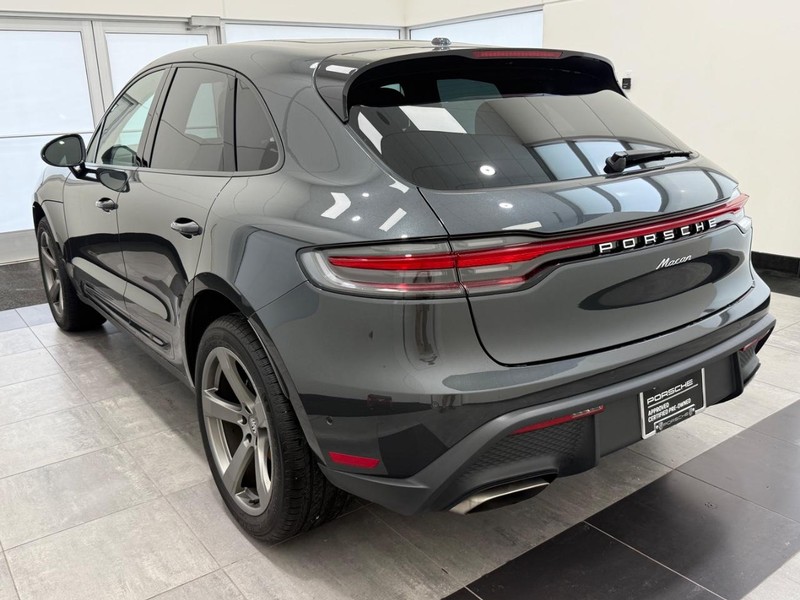 Porsche Macan Vehicle Full-screen Gallery Image 03