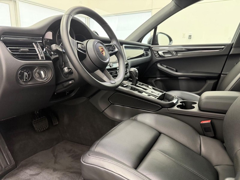 Porsche Macan Vehicle Full-screen Gallery Image 04