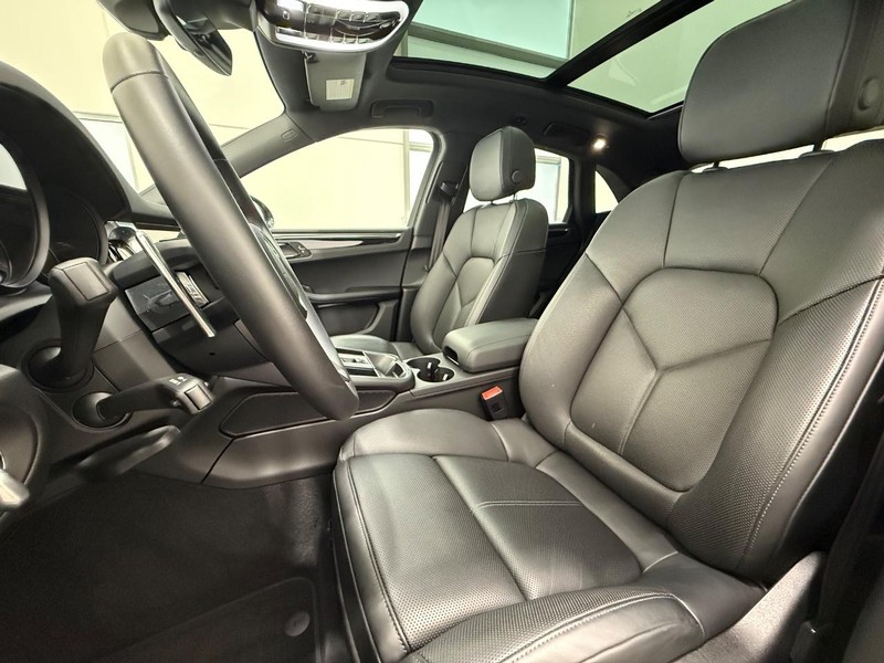 Porsche Macan Vehicle Full-screen Gallery Image 05
