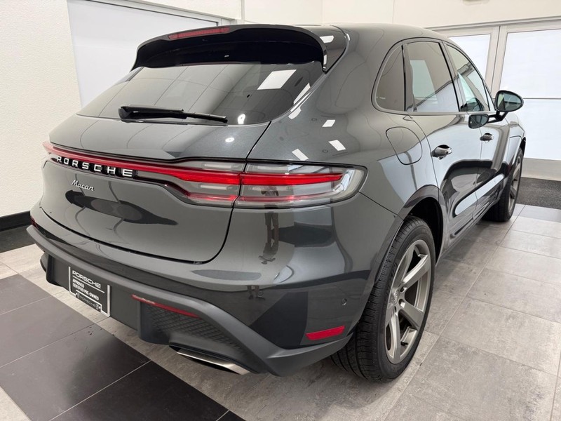 Porsche Macan Vehicle Full-screen Gallery Image 07