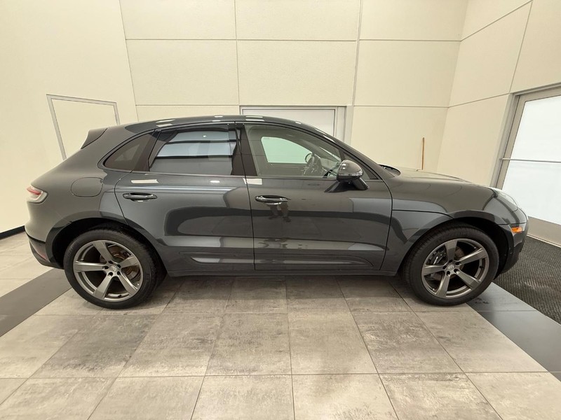 Porsche Macan Vehicle Full-screen Gallery Image 09
