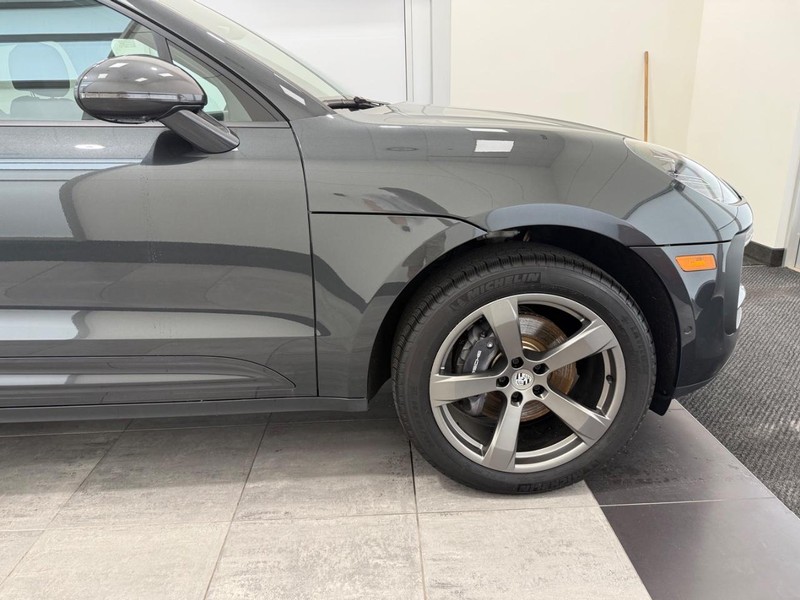 Porsche Macan Vehicle Full-screen Gallery Image 10