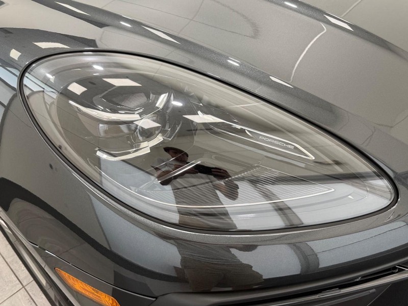 Porsche Macan Vehicle Full-screen Gallery Image 11