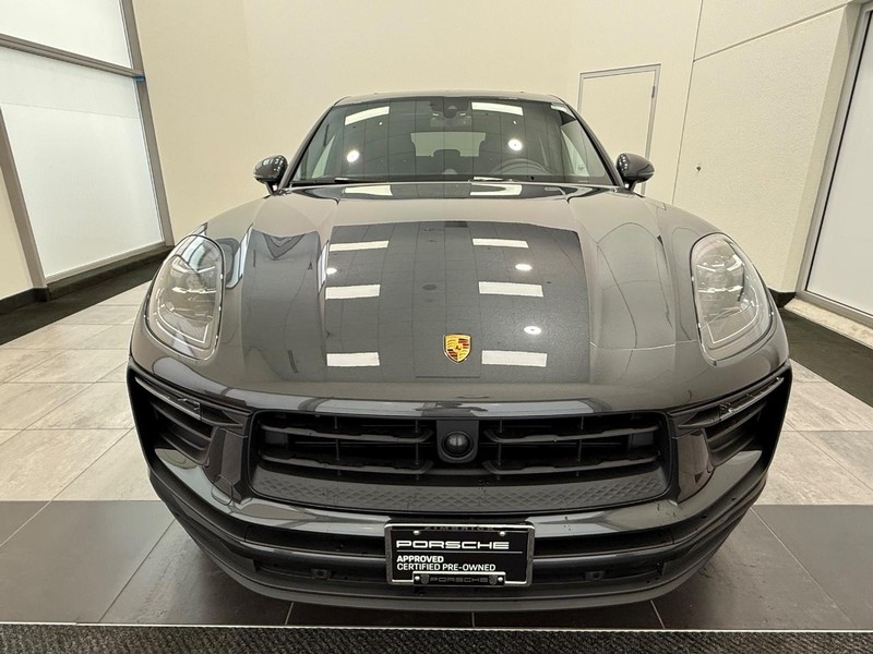 Porsche Macan Vehicle Full-screen Gallery Image 12