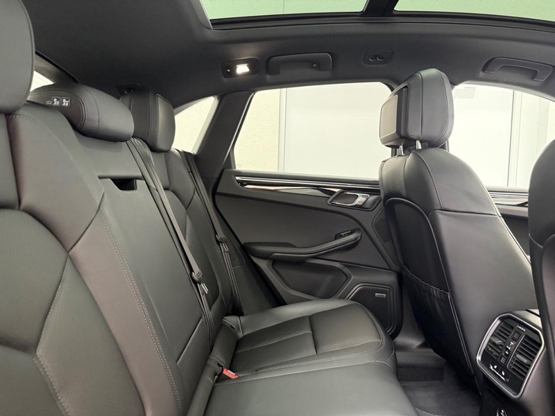 Porsche Macan Vehicle Full-screen Gallery Image 13