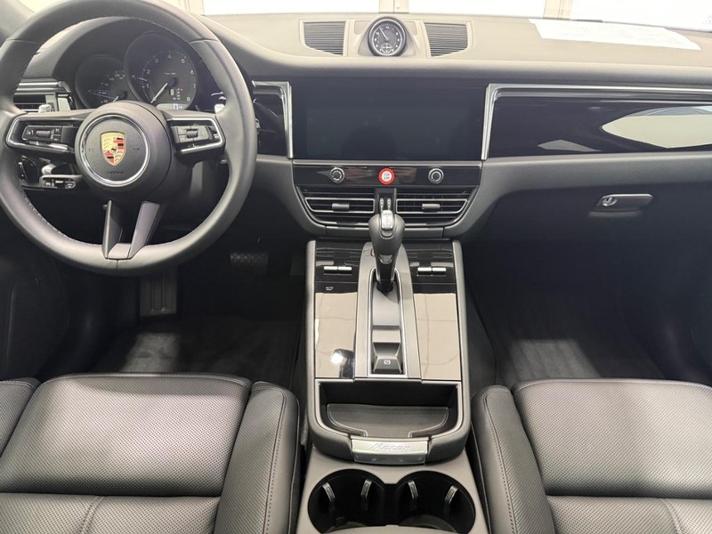 Porsche Macan Vehicle Full-screen Gallery Image 14