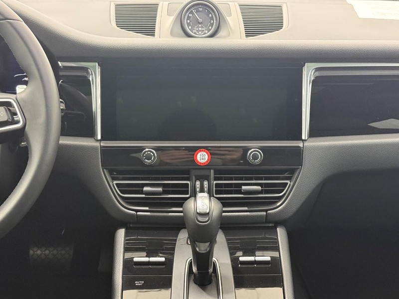 Porsche Macan Vehicle Full-screen Gallery Image 15