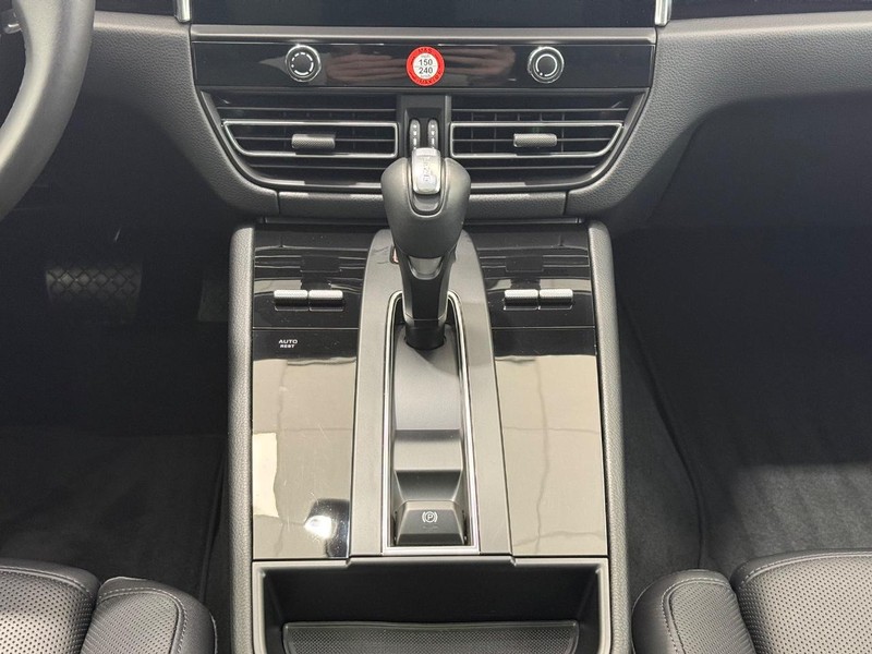 Porsche Macan Vehicle Full-screen Gallery Image 16