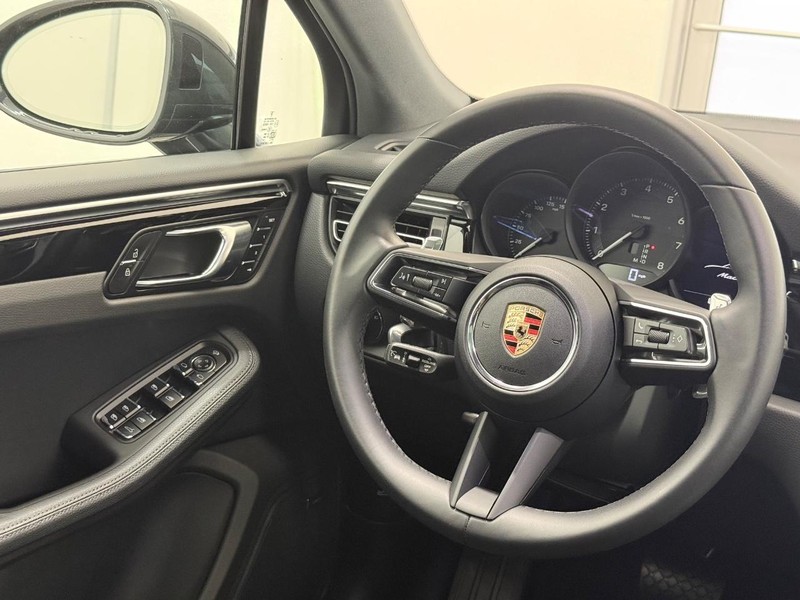 Porsche Macan Vehicle Full-screen Gallery Image 17
