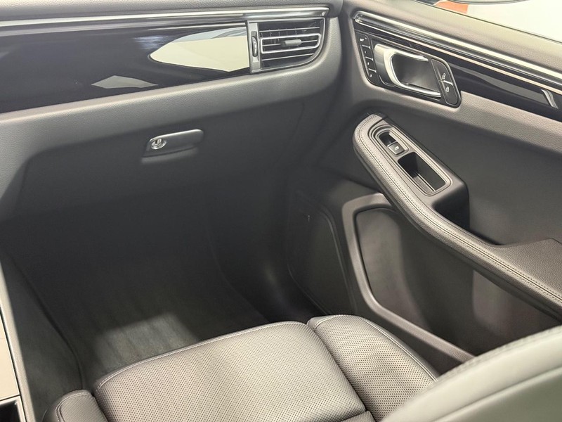 Porsche Macan Vehicle Full-screen Gallery Image 18