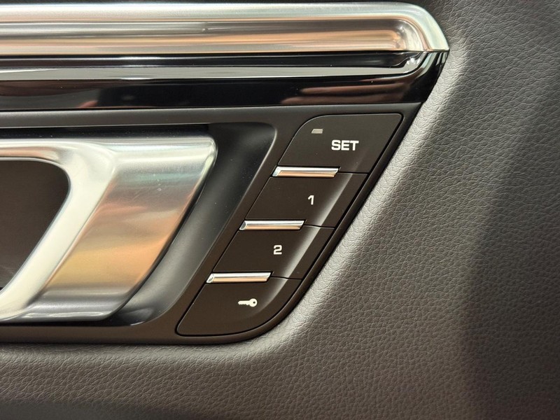 Porsche Macan Vehicle Full-screen Gallery Image 19