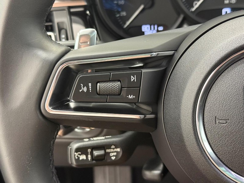 Porsche Macan Vehicle Full-screen Gallery Image 20