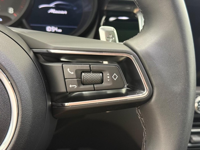 Porsche Macan Vehicle Full-screen Gallery Image 21