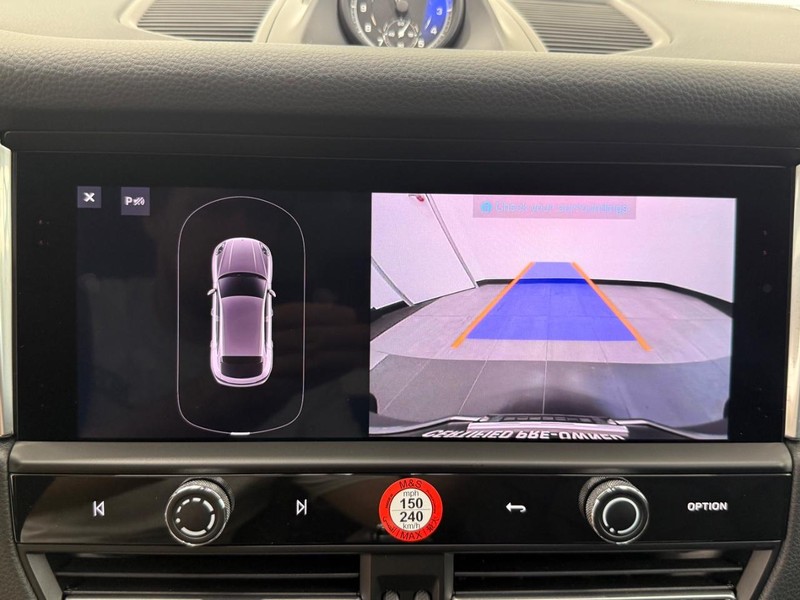 Porsche Macan Vehicle Full-screen Gallery Image 23