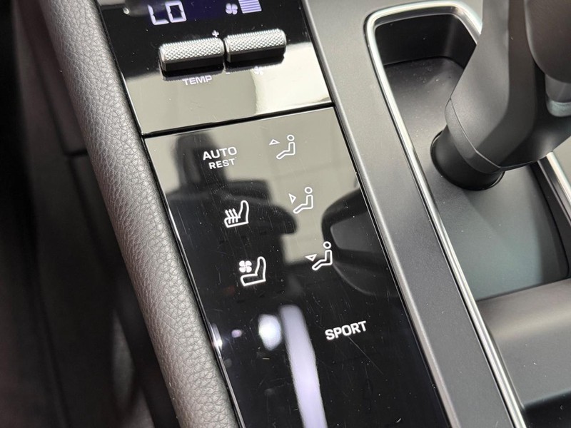 Porsche Macan Vehicle Full-screen Gallery Image 24