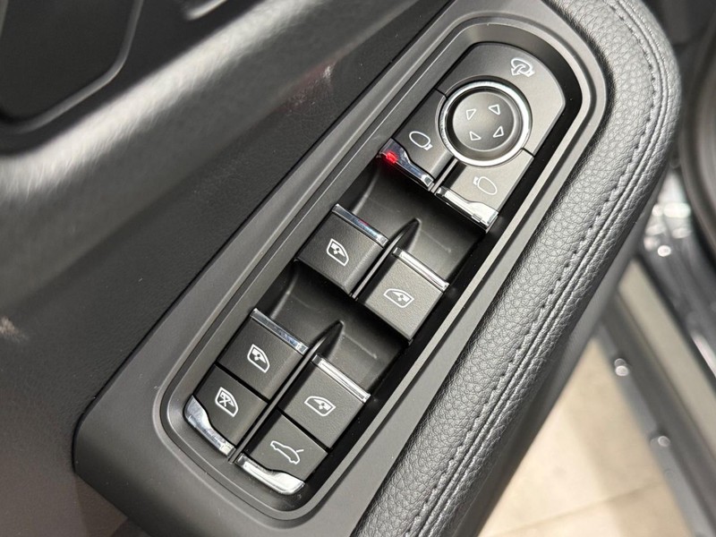 Porsche Macan Vehicle Full-screen Gallery Image 25