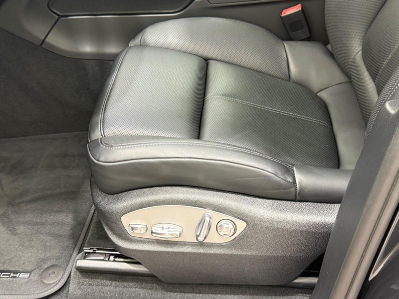 Porsche Macan Vehicle Full-screen Gallery Image 26