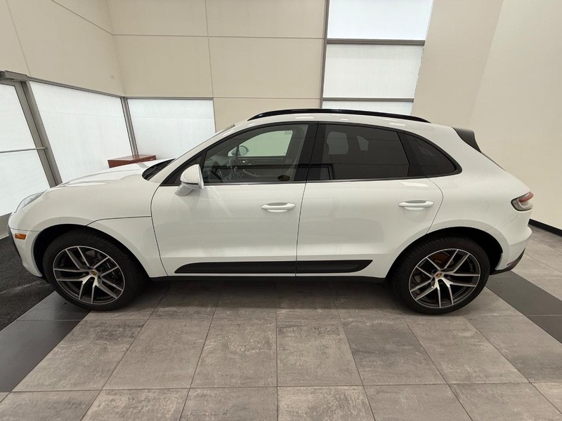 Porsche Macan Vehicle Full-screen Gallery Image 2