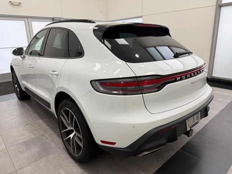 Porsche Macan Vehicle Full-screen Gallery Image 3