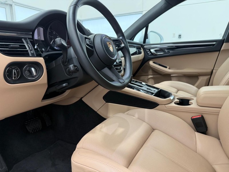 Porsche Macan Vehicle Full-screen Gallery Image 4