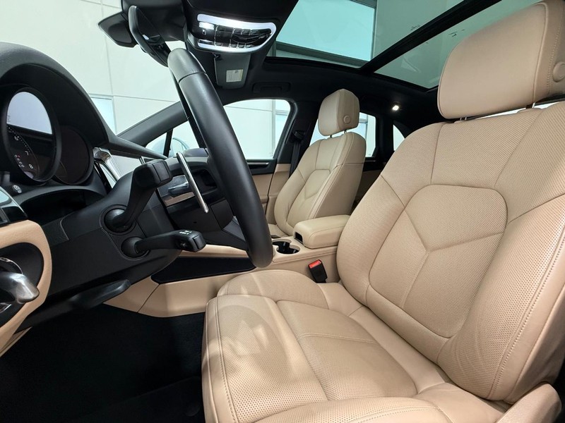 Porsche Macan Vehicle Full-screen Gallery Image 5