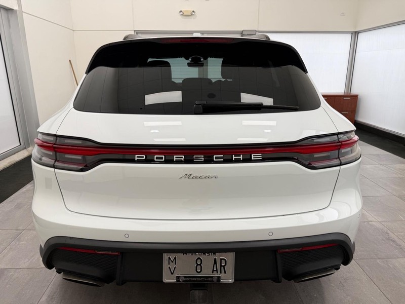 Porsche Macan Vehicle Full-screen Gallery Image 6